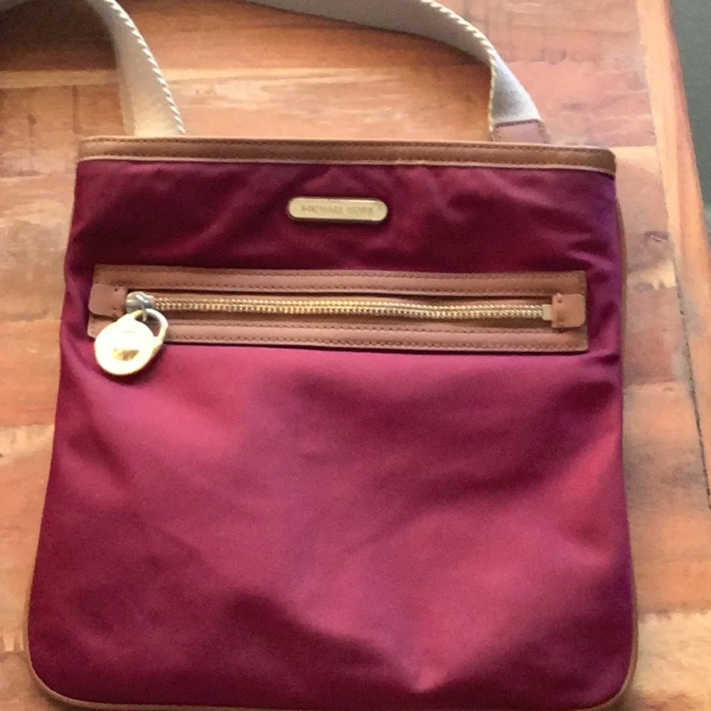 Elegant Burgundy Crossbody Bag - Picture 6 of 14
